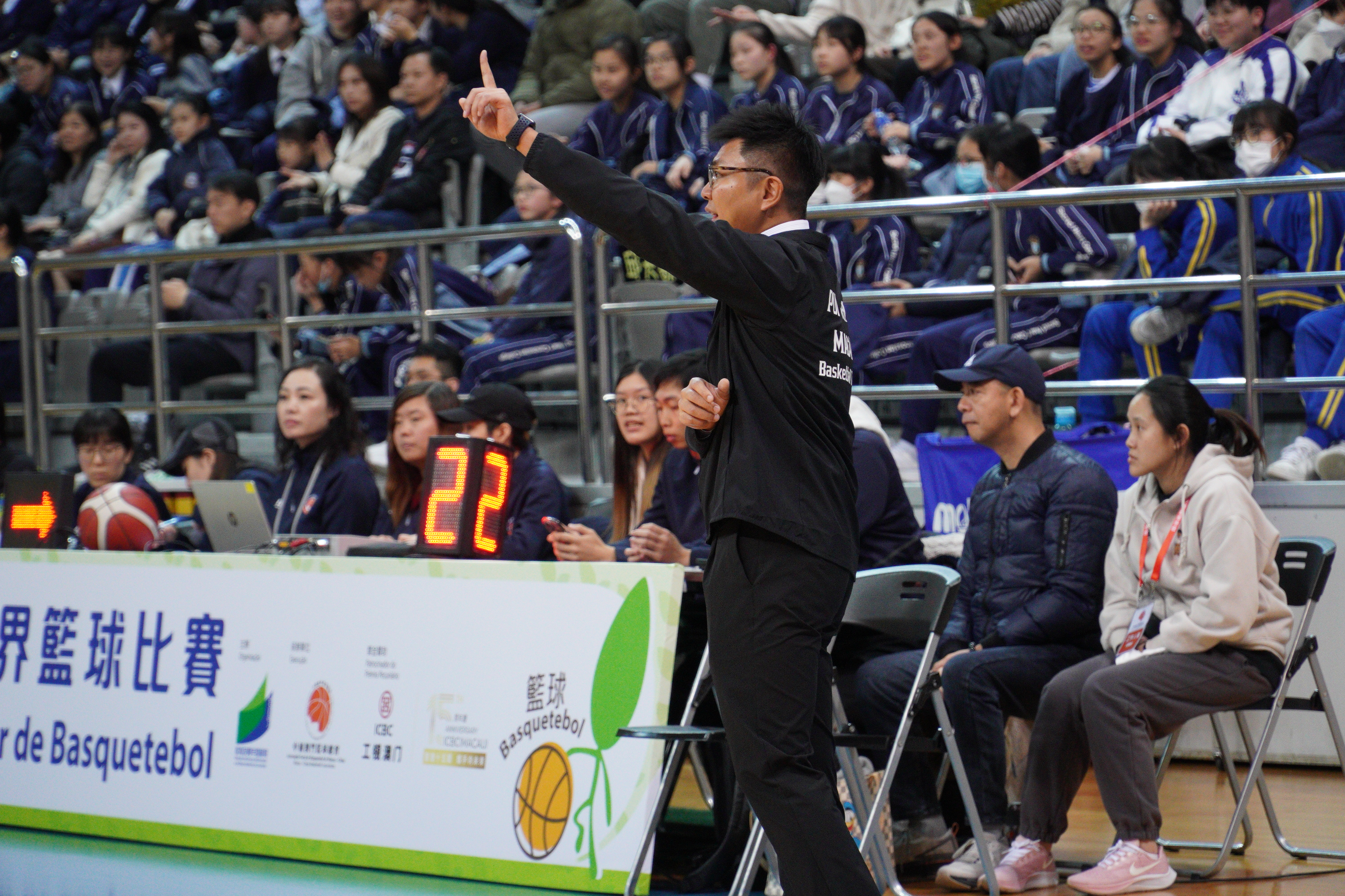 B2 培正主教練兼校友的蕭沛強提點每位球員需要各司其職.JPG